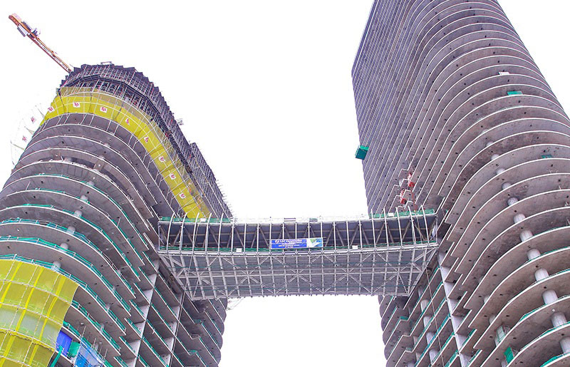 Ahasa One sky bridge hoist Image of the Ahasa One sky bridge hoist